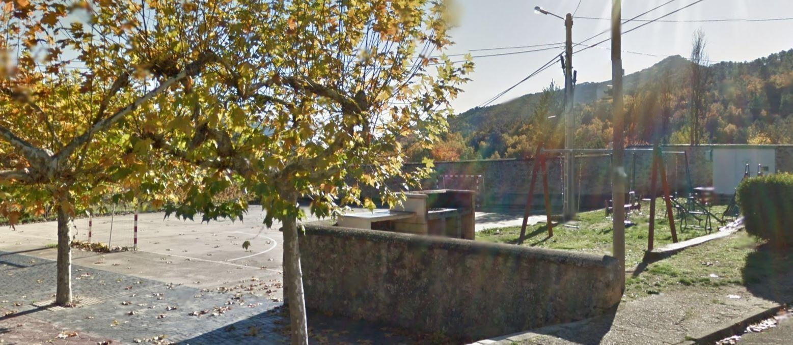 Pista deportiva y parque infantil